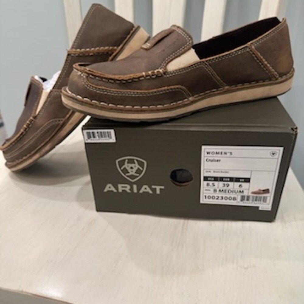 Ariat "Cruiser" casual flat with a Western Flair size 8.5B